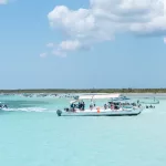 Bootstouren auf Cozumel mit Strand und Bäumen im Hintergrund