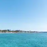 Blick auf Playa del Carmen vom Boot aus mit blauem Meer und Strand