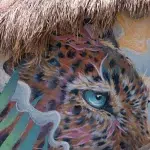 Wandmalerei eines Leoparden an einem Haus