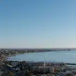 Weitwinkelblick über die Bucht von La Paz mit Marina und Stadtpanorama – klare Sicht und maritimes Flair am frühen Abend.