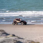 Offroad-Buggy fährt am Strand entlang mit Blick auf die Wellen – Action und Adrenalin auf den Sandpisten von El Mogote.
