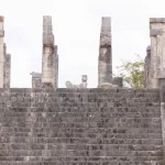 Chac Mool: eine liegende Opferfigur mit einer Schale auf dem Bauch