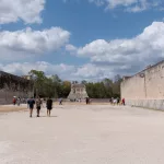 Blick auf den Juego de Pelota, der große Ballspielplatz der Maya, mit Steinmauern links und rechts