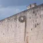 Steinernen Ring an einer Wand des Ballspielplatzes Juego de Pelota