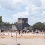 Ruinen der Tempel der Jaguare mit einer Menschmasse davor