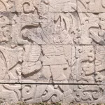 Eingemeißelte Geschichten der Maya in eine Steinmauer
