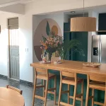 Küche mit Stühlen, Tresen und einem Tisch in einem Apartment