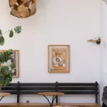 Café in einem Innenhof mit Bildern an der Wand