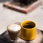 Zwei Kaffeetassen stehen auf einem Tisch in einem Café