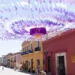 Bunte Deko-Girlanden über einer Gasse in Oaxaca Centro