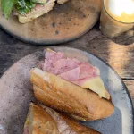 reichlich belegte Sandwiches und Kaffee