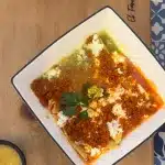 Chilaquiles auf einem Holztablett im El Farolito