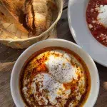 Eier auf Joghurt und Brot