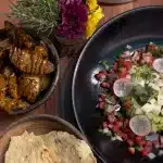Guacamole, Kartoffeln und Maisfladen auf einem Tisch in einem Restaurant