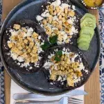 Memelitas auf einem Holz-Tablett