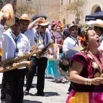 Mexiko Oaxaca Fest Parade Oaxaca in Mexiko: Unsere persönlichen Highlights, Erfahrungen & Tipps für deine Reise