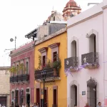 Bunte Häuserfassade im Stadtzentrum von Oaxaca