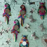 Kunstwerke aus Blech an einer Wand in einer Werkstatt