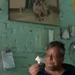 Miguel Angel Agüero hält ein Kunstwerk in seiner Werkstatt hoch