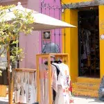 Laden mit Anziehsachen und bunter Fassade im Viertel Jalatlaco