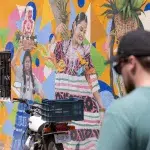 Street Art im Viertel Jalatlaco mit einem Motorrad vor einer Wand