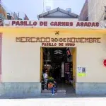 Eingang zum Pasillo de Carnes Asadas (Smoke Hall) im Mercado 20 de Noviembre