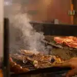 Fleisch wird gegrillt