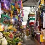 Obst- und Kleidungsstände in einer Markthalle in oaxaca