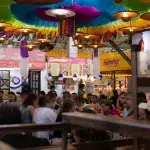 Bunte und volle Markthalle mit Essensständen