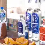 Mezcal Flaschen, Orangenscheiben und Sal de Gusano auf der Destilería Tierra de Jaguar