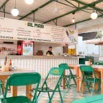 Innenbereich vom Restaurant Con Vista al Mar mit Bar, Tischen, Stühlen und Personal