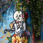 Street Art auf einer Häuserecke mit einem Paar aus Skeletten