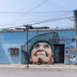 Street Art einer alten Frau auf einer Hausfassade