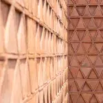 Steinfassade in Dreieckformen