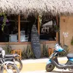 Motorräder stehen vor dem Restaurant Poke Sea