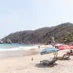 Strand in Mazunte mit Liegen, Palmen, Lifeguard Turm