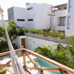 Blick auf Gebäude und Pool der Unterkunft in Puerto Escondido