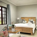 Bett im Zimmer des River Front Estates in Addo