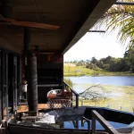 Blick auf die Terrasse und den Jacuzzi im Buff & Fellow