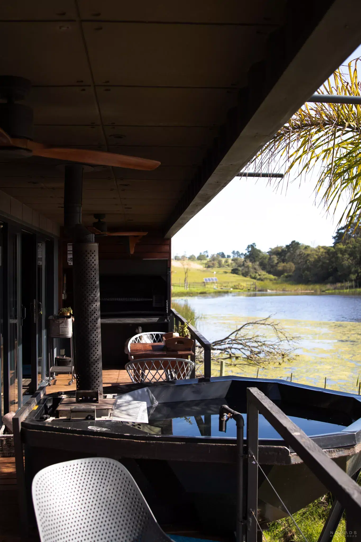 Blick auf die Terrasse und den Jacuzzi im Buff & Fellow