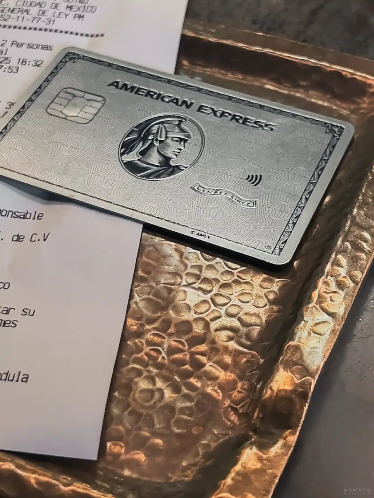 Nahaufnahme Amex Platinum Card auf einem bronze Tablett und einer Rechnung aus einem der teilnehmenden Restaurants