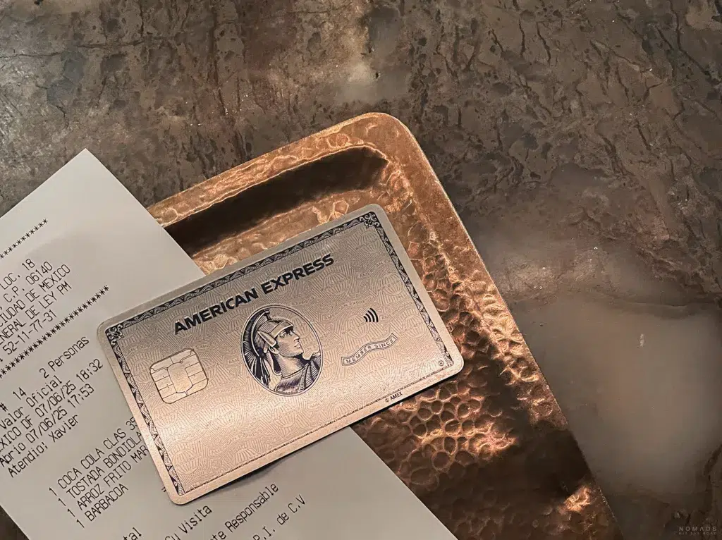 Nahaufnahme Amex Platinum Card auf einem bronze Tablett und einer Rechnung