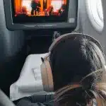 Frau in der Business Class mit Kopfhörern