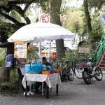 Stand mit Korb-Tacos an einer Straße in Mexiko City