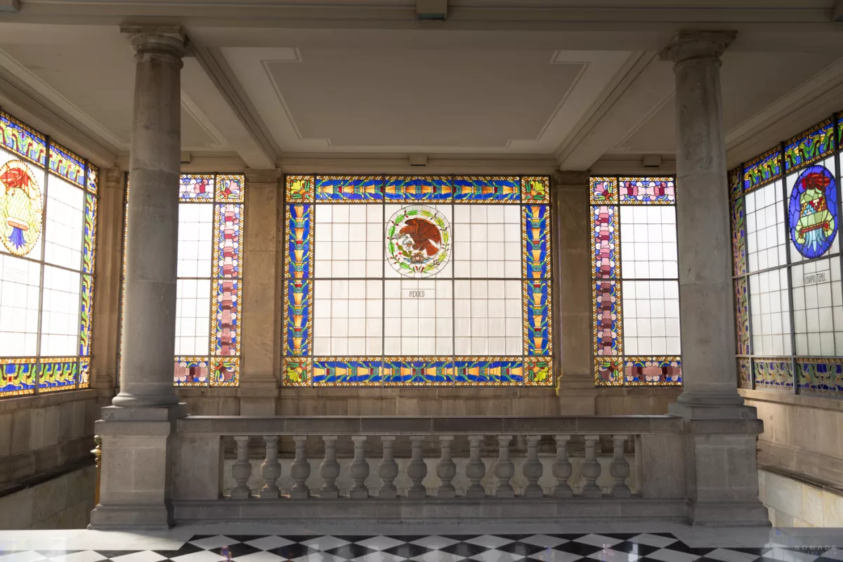 Panoramafenster mit bunten Glasmalereien und mexikanischem Nationalemblem im Castillo de Chapultepec.
