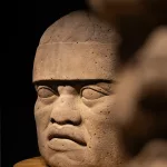 Riesiger Steinkopf einer Olmeken-Skulptur im Inneren des Museo Nacional de Antropología.