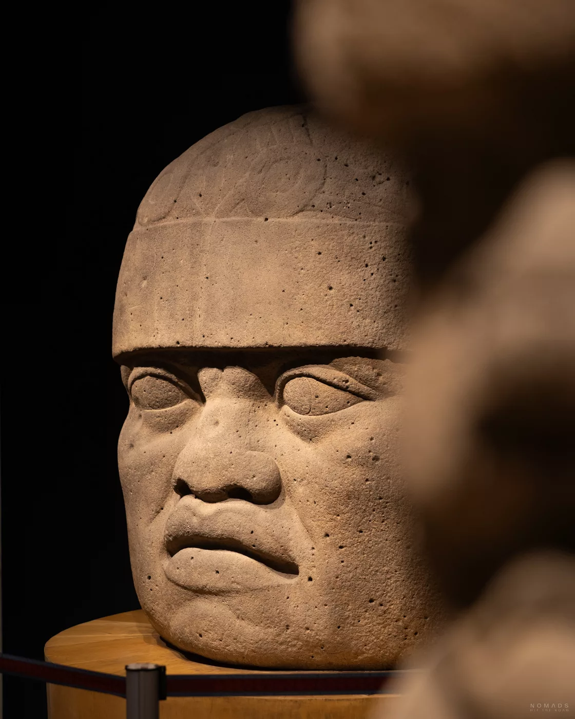 Riesiger Steinkopf einer Olmeken-Skulptur im Inneren des Museo Nacional de Antropología.
