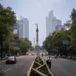 Blick auf das Wahrzeichen El Ángel de la Independencia auf dem Paseo de la Reforma in Mexiko City