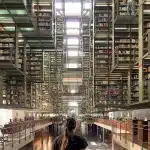 Frau blickt in die riesige, moderne Innenarchitektur der Biblioteca Vasconcelos in Mexiko City