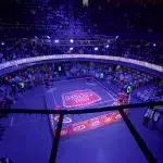 Blick von oben auf die Arena Coliseo in Mexiko City kurz vor Beginn einer Lucha-Libre-Show mit beleuchtetem Ring